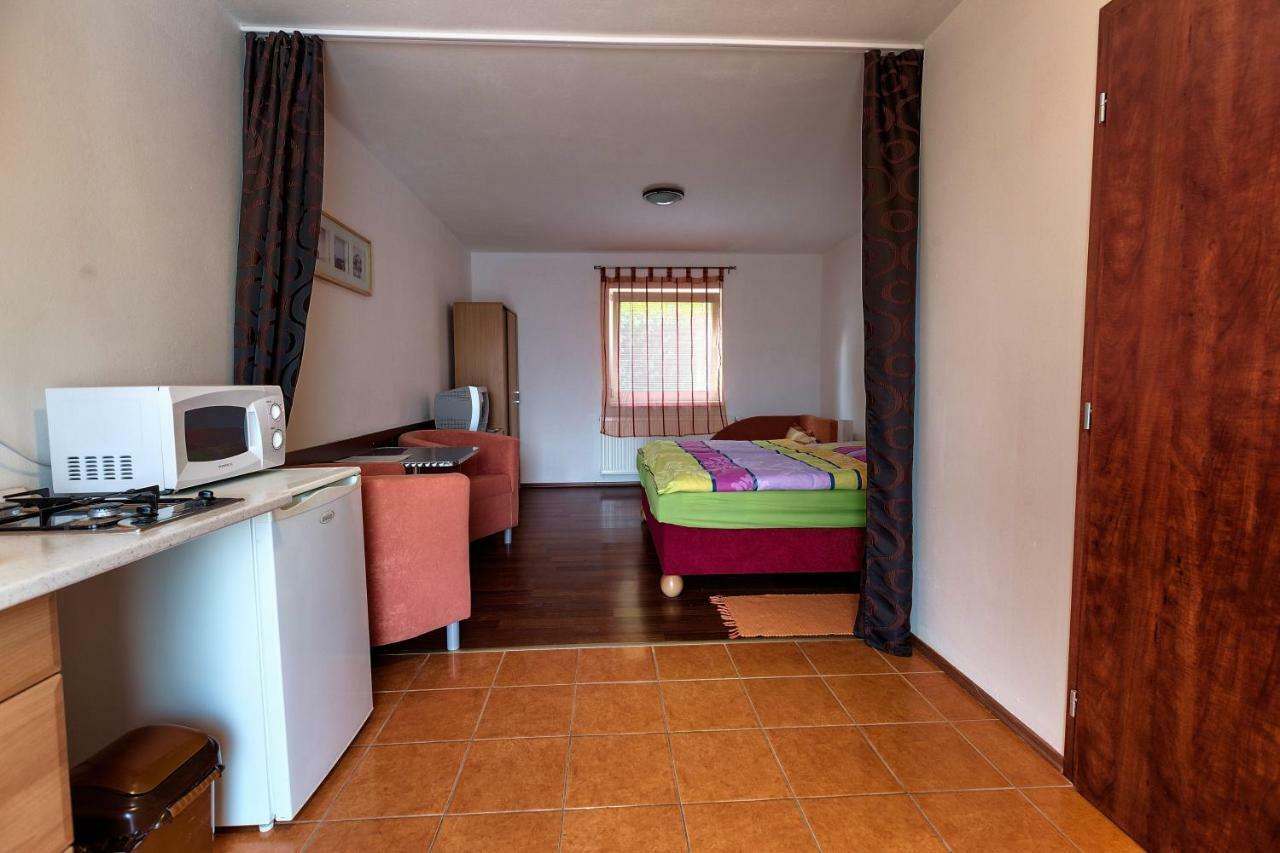 Apartmanovy Dom Red Hotel Podhajska Exterior photo