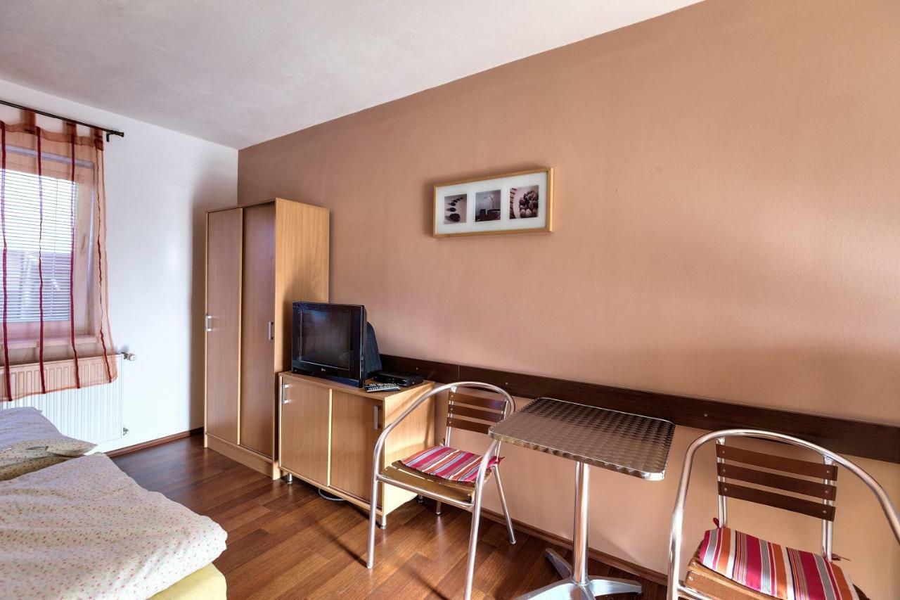 Apartmanovy Dom Red Hotel Podhajska Exterior photo