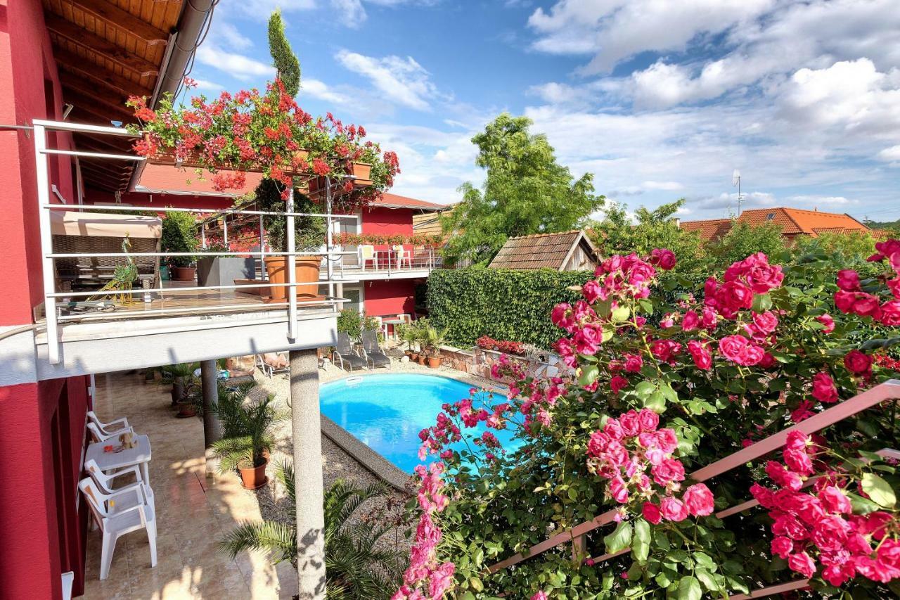 Apartmanovy Dom Red Hotel Podhajska Exterior photo