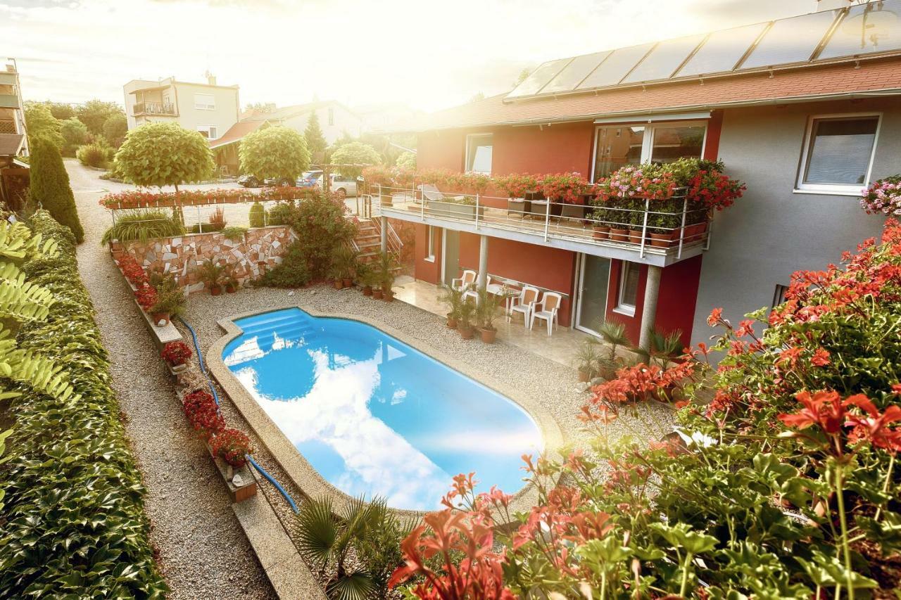 Apartmanovy Dom Red Hotel Podhajska Exterior photo