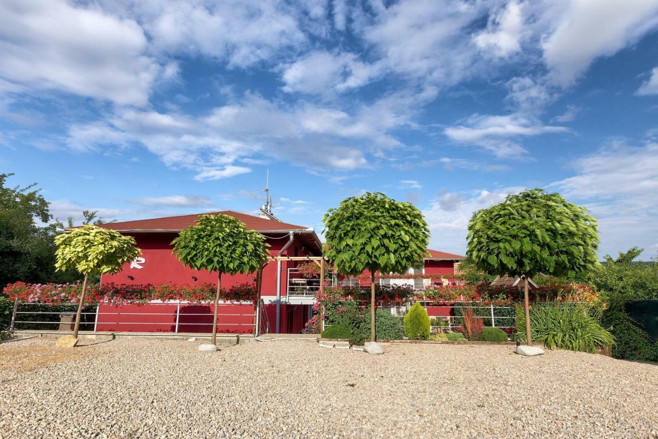 Apartmanovy Dom Red Hotel Podhajska Exterior photo