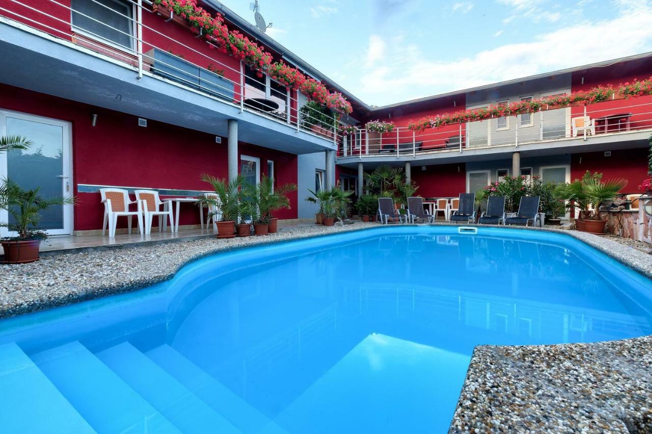 Apartmanovy Dom Red Hotel Podhajska Exterior photo
