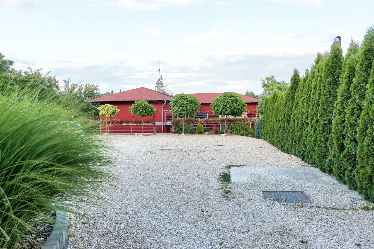 Apartmanovy Dom Red Hotel Podhajska Exterior photo