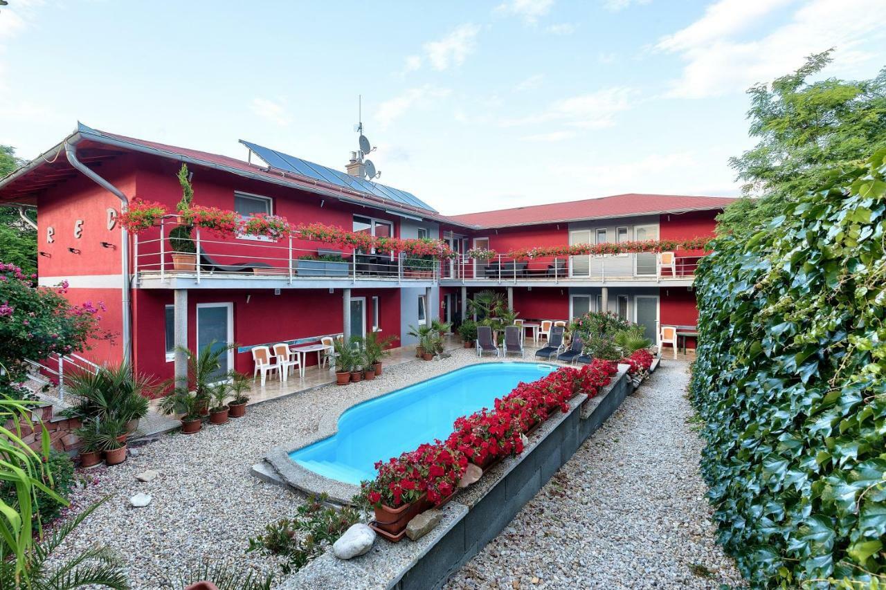 Apartmanovy Dom Red Hotel Podhajska Exterior photo