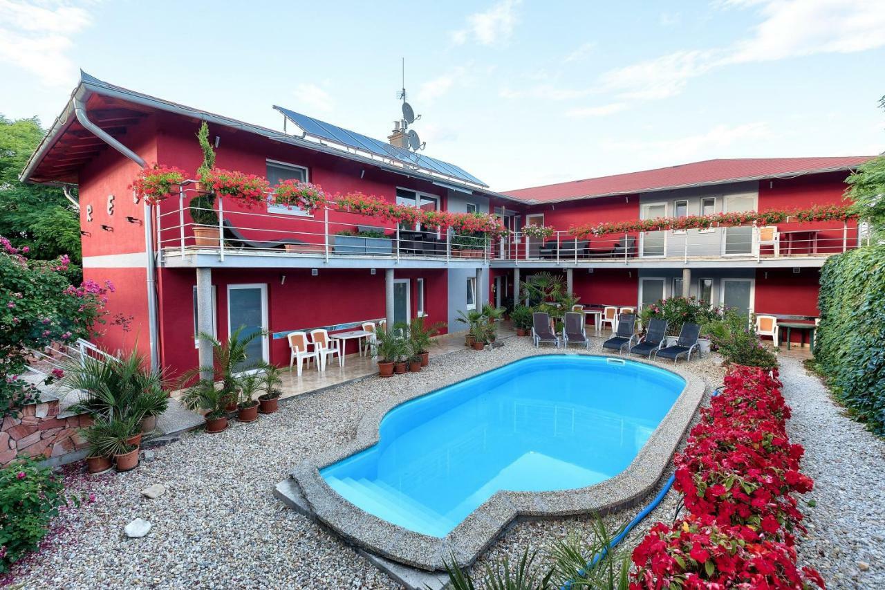 Apartmanovy Dom Red Hotel Podhajska Exterior photo