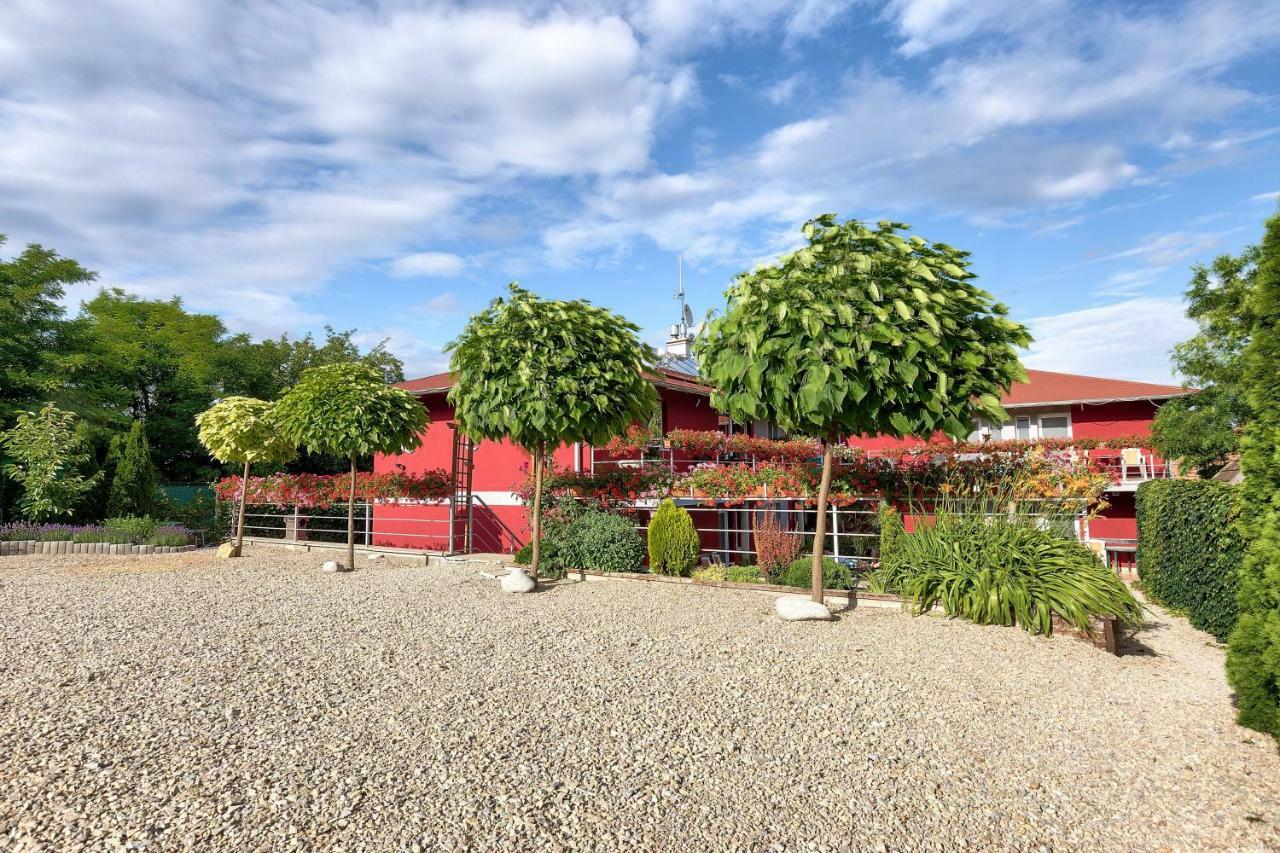 Apartmanovy Dom Red Hotel Podhajska Exterior photo