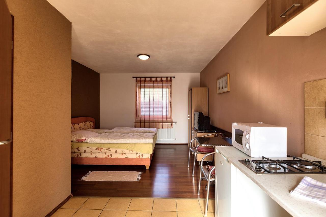 Apartmanovy Dom Red Hotel Podhajska Exterior photo