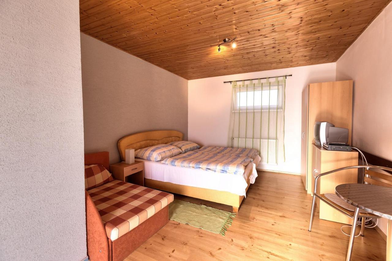 Apartmanovy Dom Red Hotel Podhajska Exterior photo